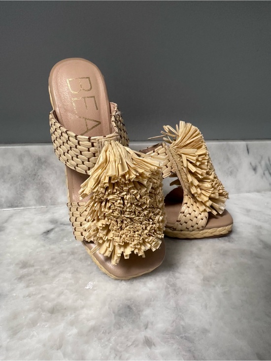 Beach By Matisse Shoes - Beach by Matisse size 7 Natural Raffia Slide Sandals - Beige